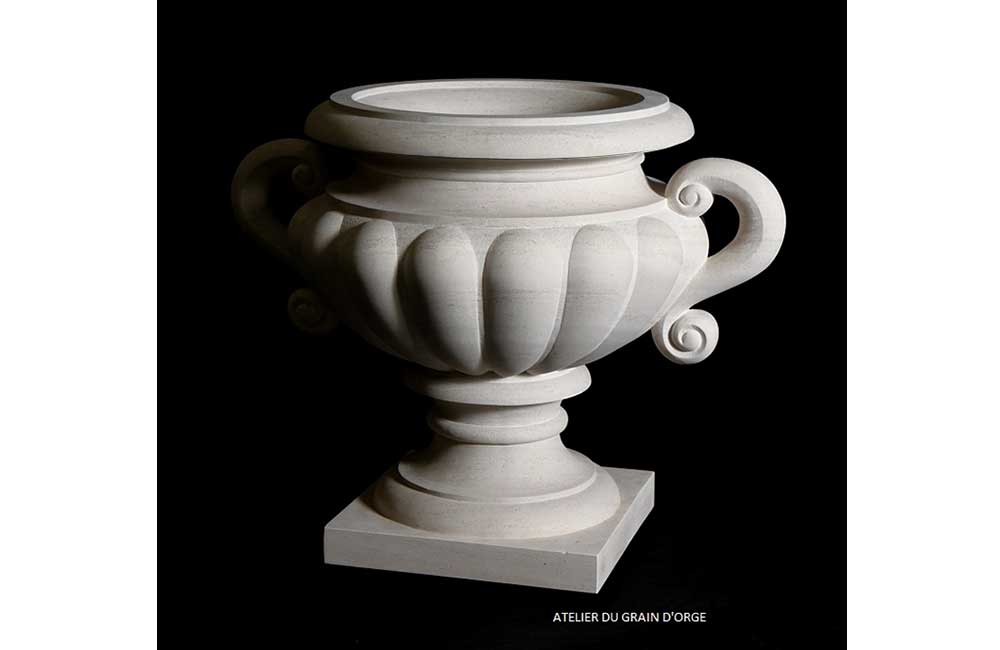 Vase a godrons, à Long Island, New York, US en pierre de Moca Cream, Portugal)